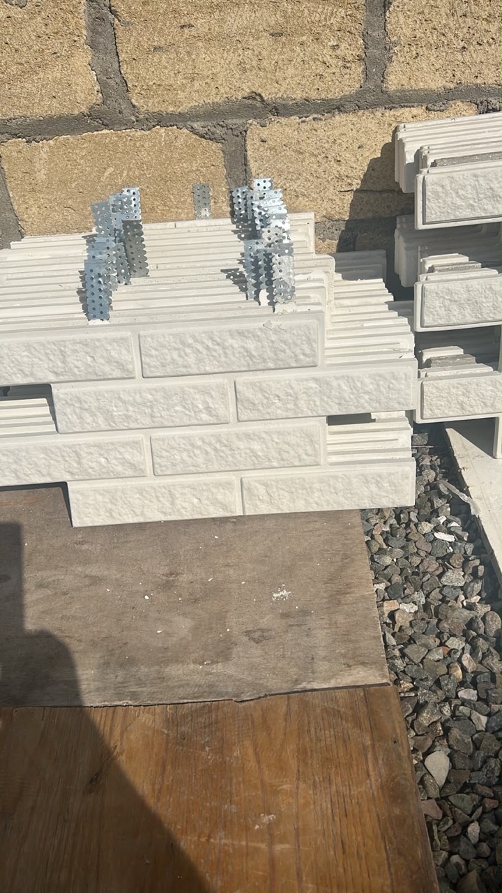 Montajdan əvvəl çəkilmiş ağ relyefli kərpic panel nümunələri
