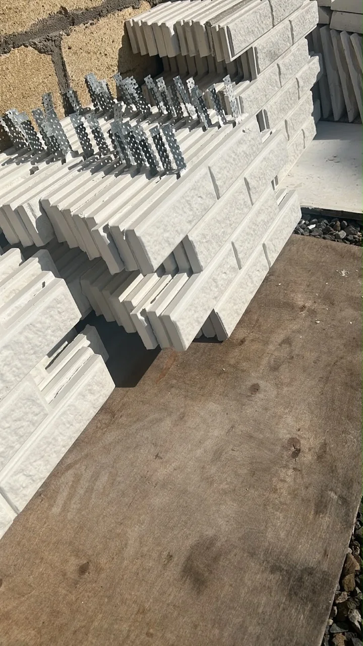Montajdan əvvəl çəkilmiş ağ relyefli panel və metal bərkidici lövhələr